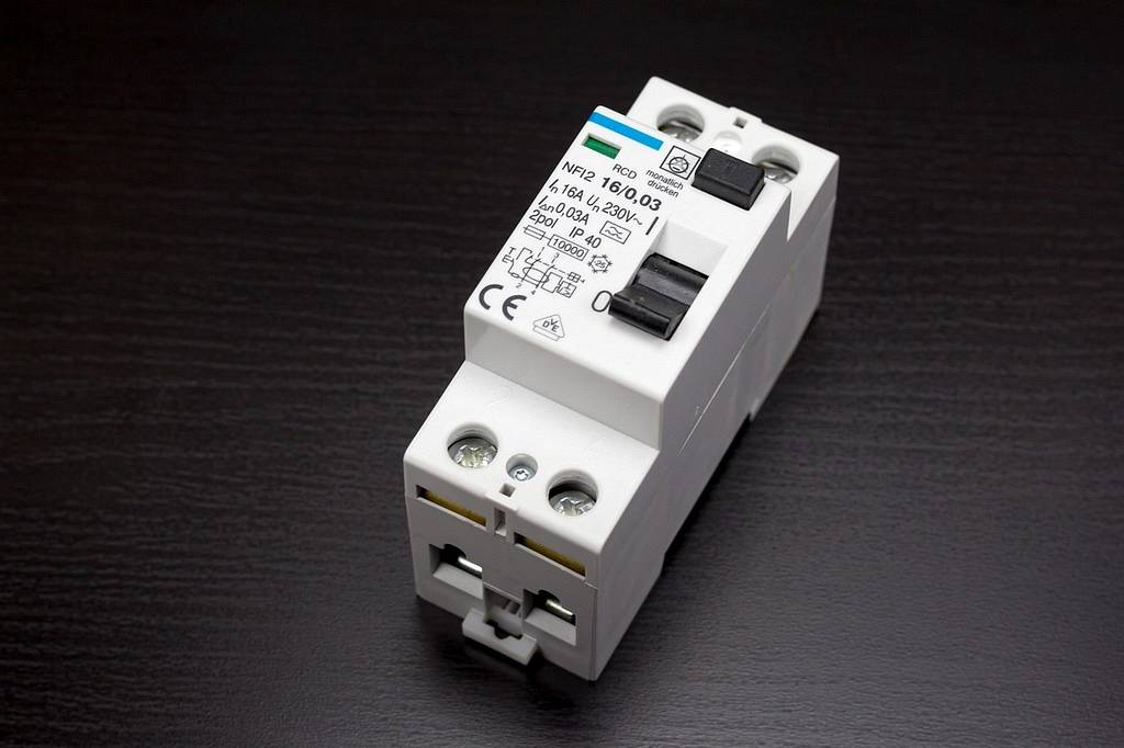 Dispositivo DR instalado em quadro de distribuição elétrica